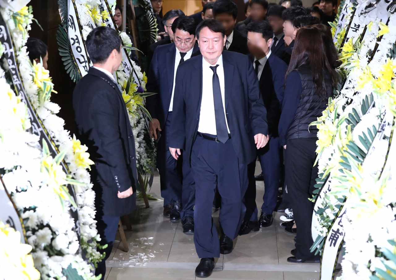 윤석열 검찰총장이 2일 오후 서울 서초구 서울성모병원 장례식장에 마련된 전 청와대 민정비서관실 특별감찰반 수사관의 빈소를 조문한 뒤 굳은 표정으로 나오고 있다. 연합뉴스