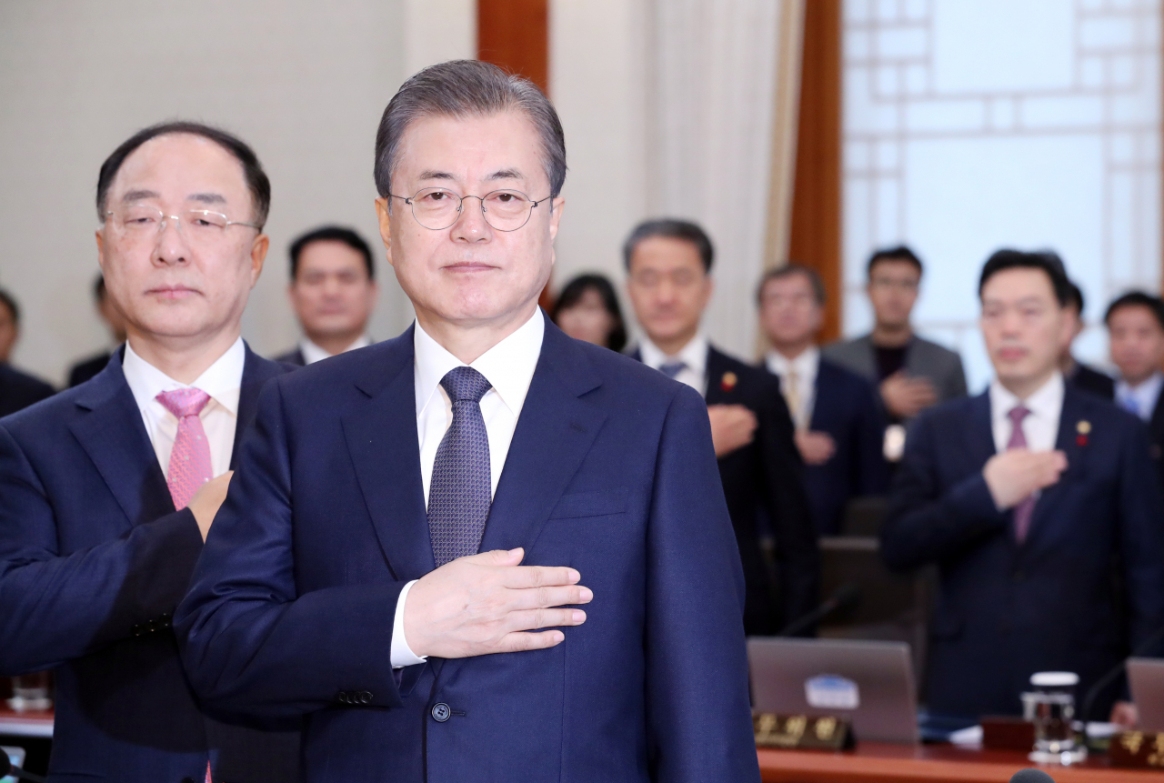한국 외교안보가 12월 한미 주한미군 방위비분담금 난항과 북한의 ‘새로운 길’ 추구, 한일갈등 등 동시다발적 난제에 직면했다. 문재인 대통령이 3일 오전 청와대에서 열린 국무회의에서 홍남기 경제부총리 겸 기획재정부 장관 등 국무위원들과 국기에 경례하고 있다.[연합]