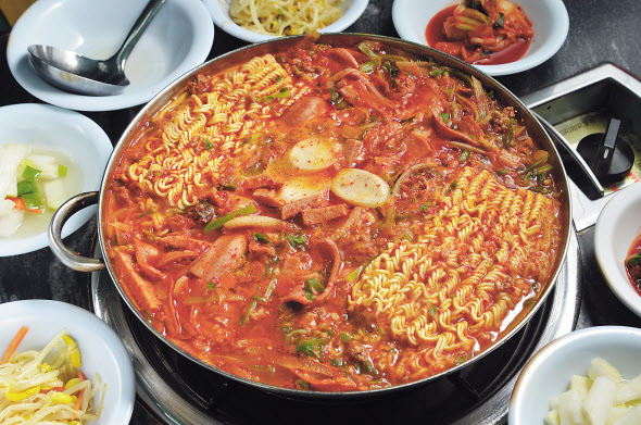 겨울철 즐겨먹는 국물 요리에는 염분이 많아 국물보다 건더기 위주로 먹는 것이 좋다.