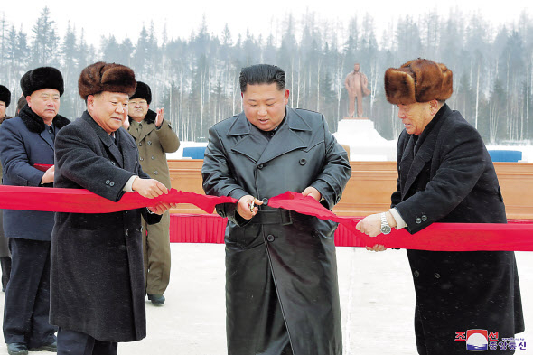 김정은 북한 국무위원장이 2일 백두산 삼지연군을 찾아 읍지구 준공식에 참석했다고 노동신문이 3일 보도했다. 김 위원장이 준공 테이프를 끊는 모습. [헤럴드DB]