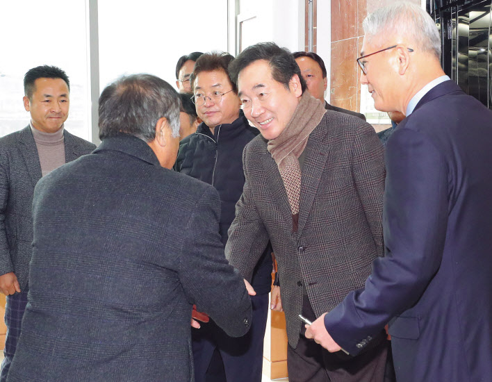 이낙연 국무총리(가운데)가 지난달 30일 경북 상주시 상주곶감유통센터를 방문해 관계자들과 인사하고 있다. [연합]
