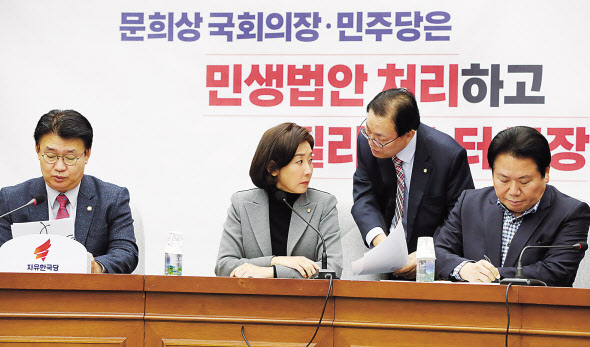 나경원 자유한국당 원내대표와 이채익 의원이 3일 오전 서울 여의도 국회에서 열린 원내 대책회의에서 대화하고 있다. [연합]
