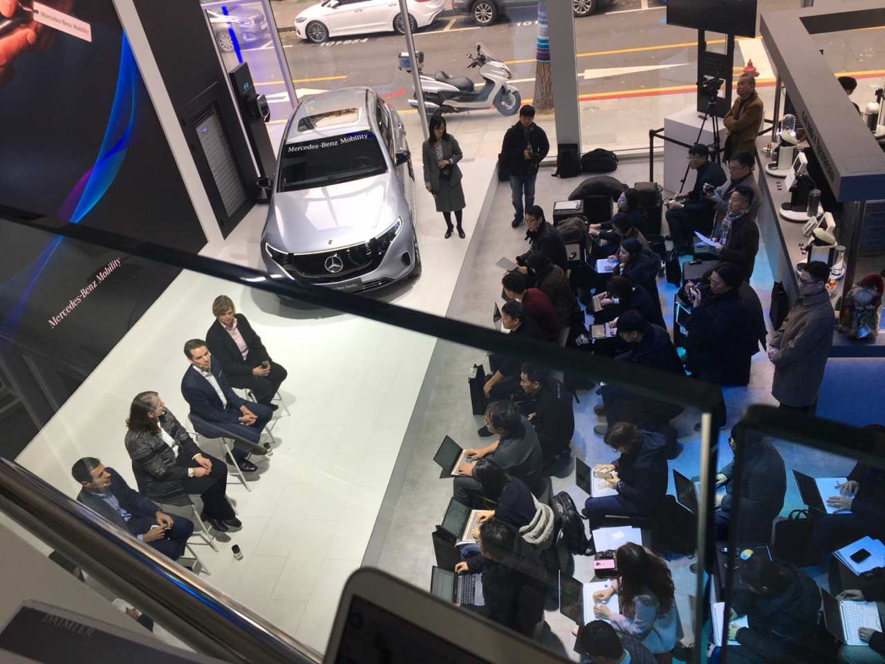 메르세데스-벤츠 모빌리티 코리아(Mercedes-Benz Mobility Korea, 이하 MBMK)가 3일 서울 강남구 가로수길 ‘EQ Future’ 전시관에서 법인 출범을 공식적으로 발표하고, 자사의 첫 상품인 프리미엄 장기렌트카 서비스를 소개했다. 사진은 기자들의 질문에 답하는 디미트리스 실라키스 메르세데스-벤츠 코리아 대표 및 다임러 모빌리티AG 관계자들의 모습. 박혜림 기자/rim@