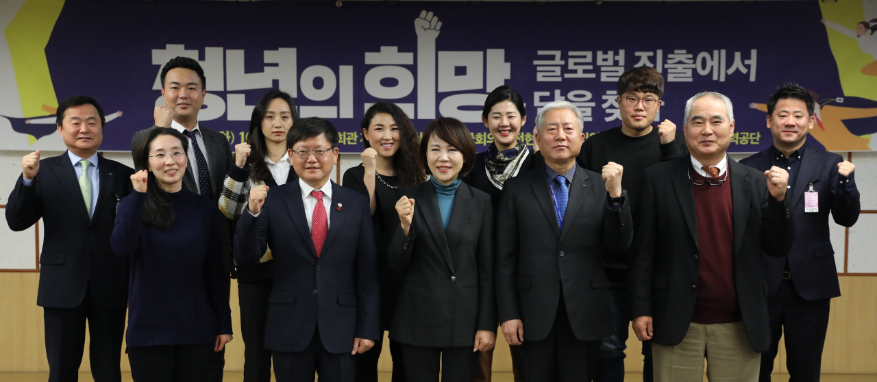 국회의원회관에서 열린 토론회 참석자들이 기념사진을 찍고 있다. 첫 번째 줄 오른쪽 두 번째부터 김동만 한국산업인력공단 이사장, 전현희 국회 환경노동위원회 의원, 임서정 고용노동부 차관. [한국산업인력공단 제공]