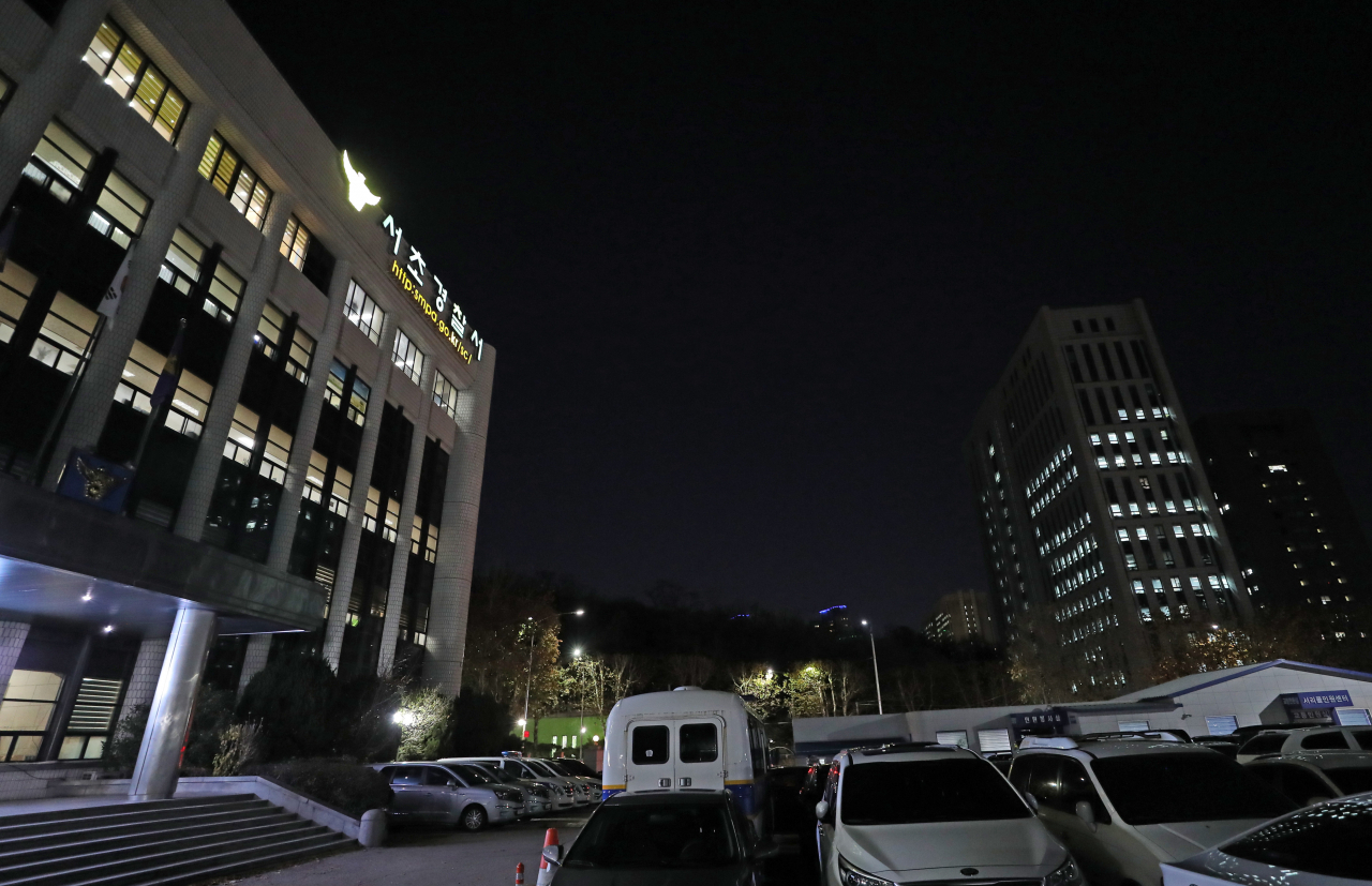 검찰이 백원우 전 청와대 민정비서관 밑에서 행정관으로 근무했던 검찰 수사관의 사망 사건과 관련해 2일 서초경찰서를 압수수색 했다. 2일 밤 서울 서초경찰서 길 건너편에 위치한 서울고검과 서울중앙지검. [연합]