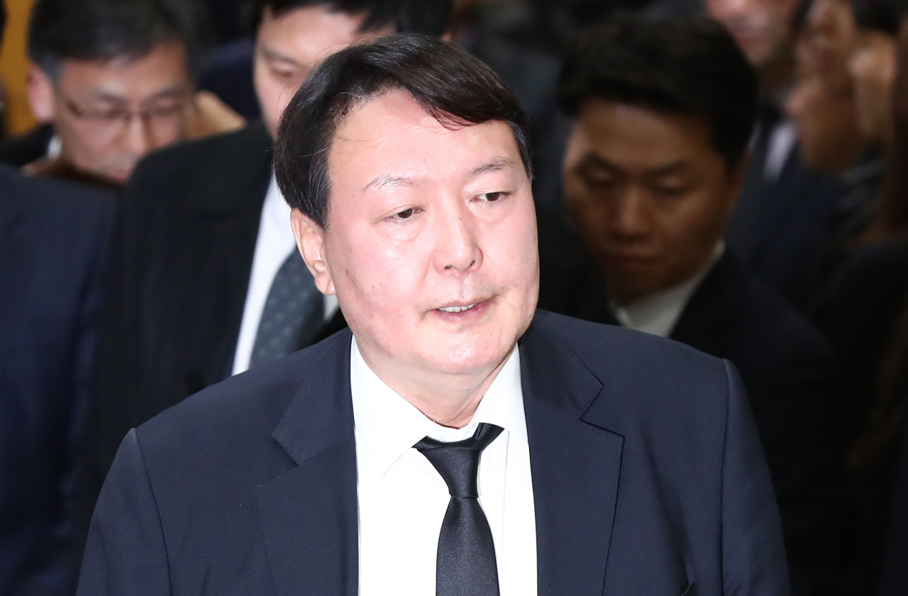 윤석열 검찰총장이 2일 오후 서울 서초구 서울성모병원 장례식장에 마련된 전 청와대 민정비서관실 특별감찰반 수사관의 빈소를 조문한 뒤 굳은 표정으로 나오고 있다. [연합]