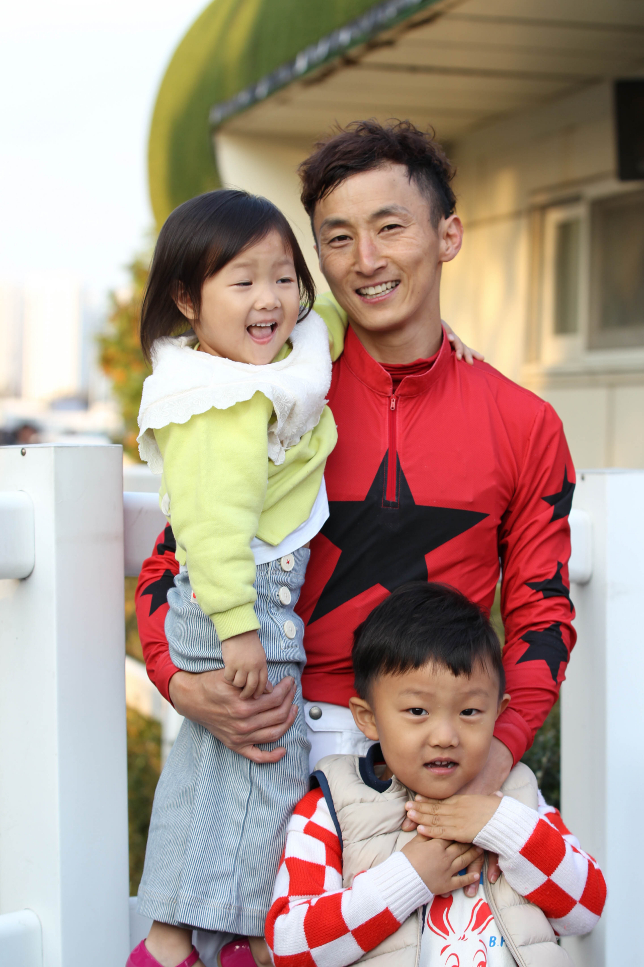 지난달 27일 농협중앙회장배 우승을 차지한 김용근 기수가 경기장을 찾은 아들 딸과 승리의 기쁨을 함께 하고 있다. 김 기수는 300승의 영예를 안았다. [한국마사회 제공]