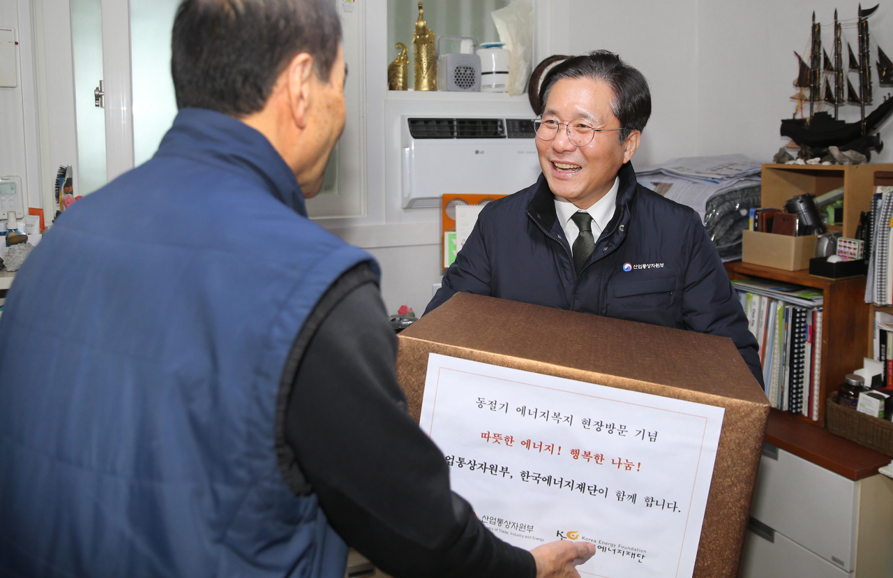 성윤모(오른쪽) 산업통상자원부 장관이 3일 서울시 강서구 소재 기초생활수급자 가구를 방문, 위문품을 전달하고 있다.[산업통상자원부 제공]