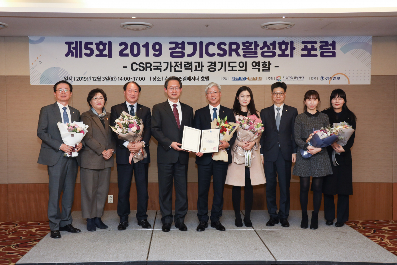 경기신보 CSR 1위를 받았다. 이민우 경기신보 이사장(가운데)이 기념촬영을 했다.