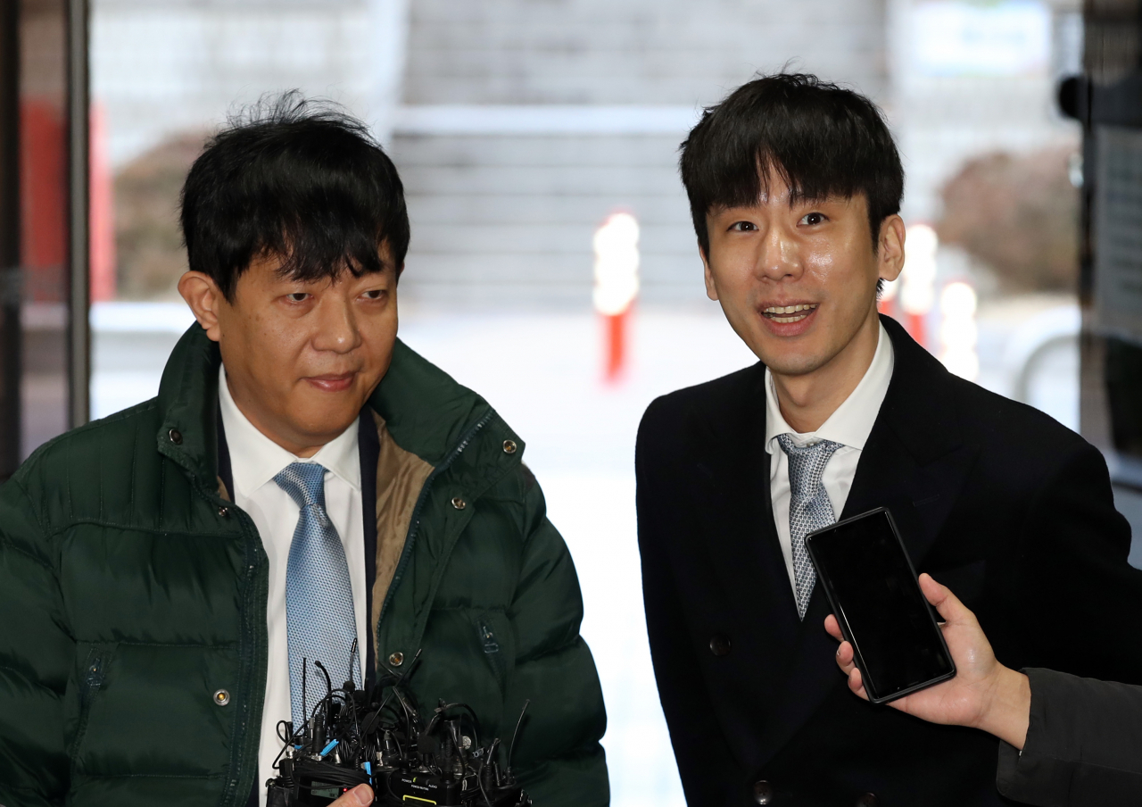 여객자동차 운수사업법 위반 혐의로 기소된 이재웅 쏘카 대표(왼쪽)와 타다 운영사 VCNC의 박재욱 대표가 2일 오전 서초구 서울중앙지법에서 열리는 첫 공판에 출석하며 취재진의 질문을 받고 있다. [연합]