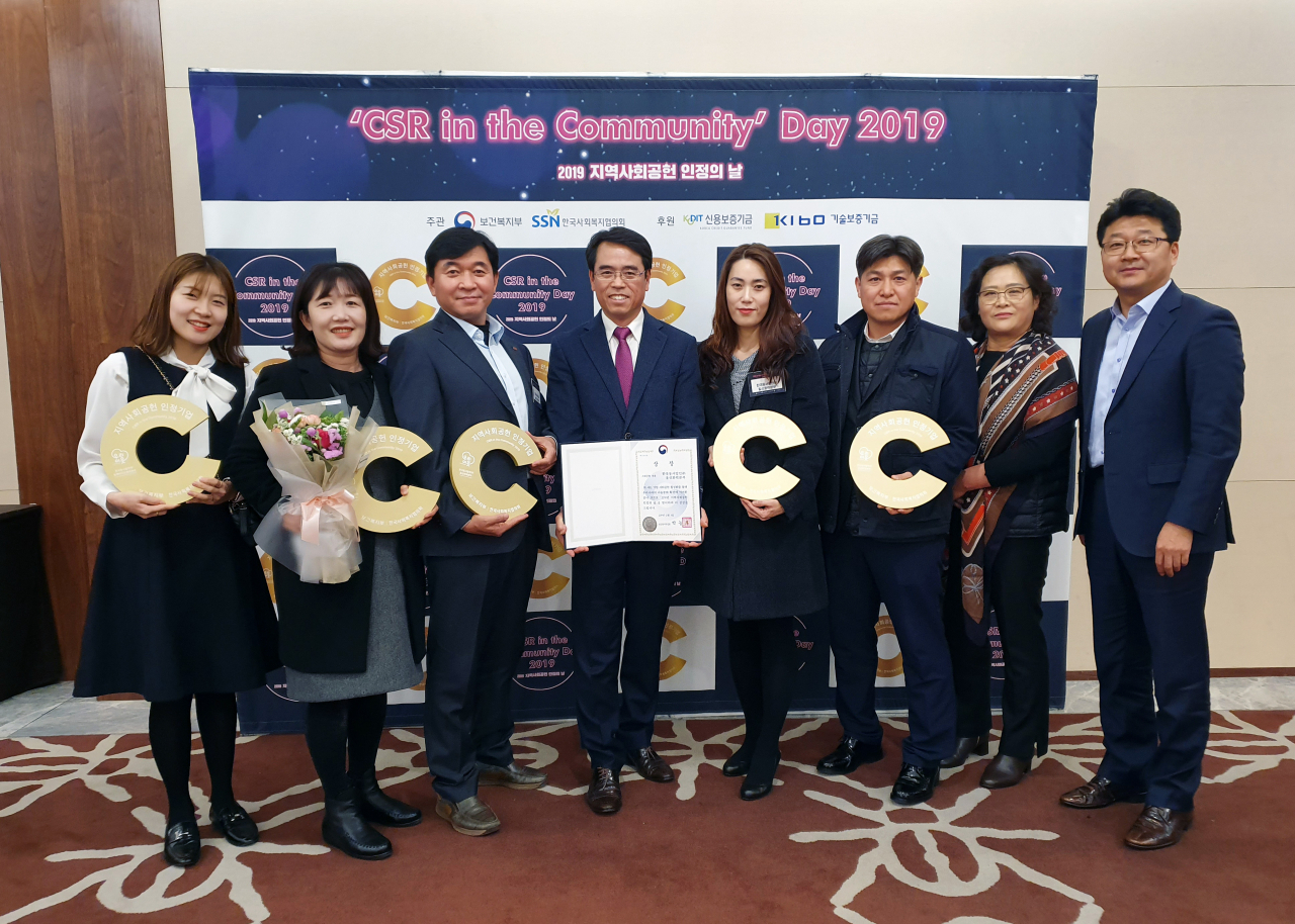 2019 지역사회공헌 인정의 날 행사에서 한국동서발전 5개 사업장의 대표 참석자들이 기념촬영을 하고 있다. [동서발전제 공]