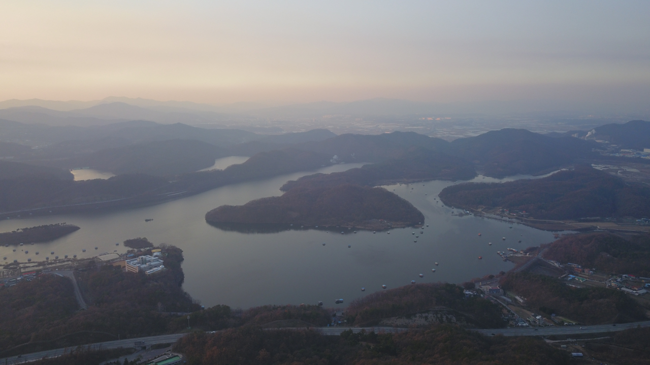 전망대에서 바라본 초평저수지와 한반도 지형.