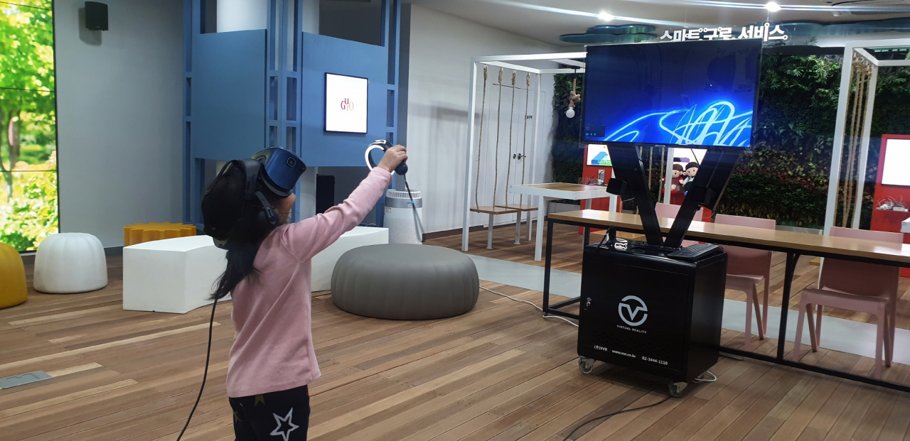스마트 구로 홍보관에서 VR 체험하는 모습. [구로구 제공]