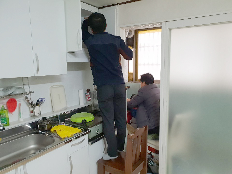 겨울철 안전도우미가 취약가구를 방문해 보일러 시설을 점검하고 있다. [강서구 제공]