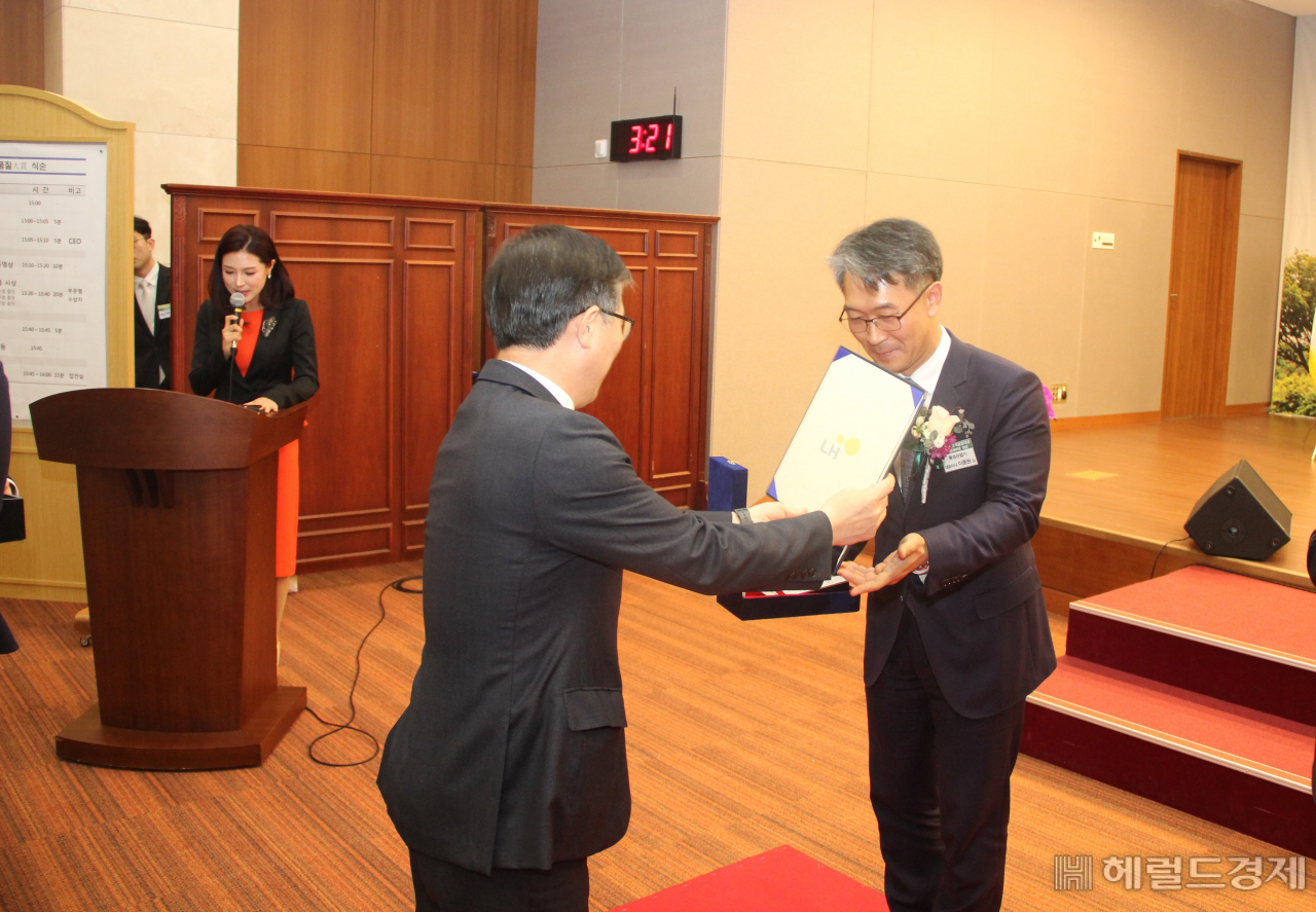 이종원 화성산업 대표이사(오른쪽)가 2019 LH 고객품질대상에서 대상을 받고 있다.[화성산업 제공]