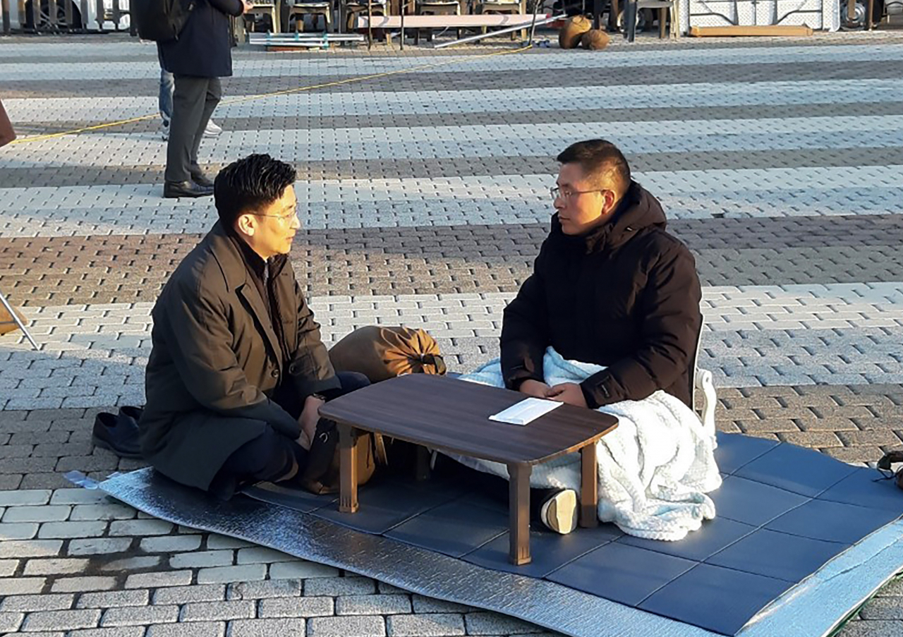 청와대 분수대 앞에서 단식투쟁 중인 자유한국당 황교안 대표가 22일 오전 김세연 의원과 이야기를 나누고 있다. 연합뉴스