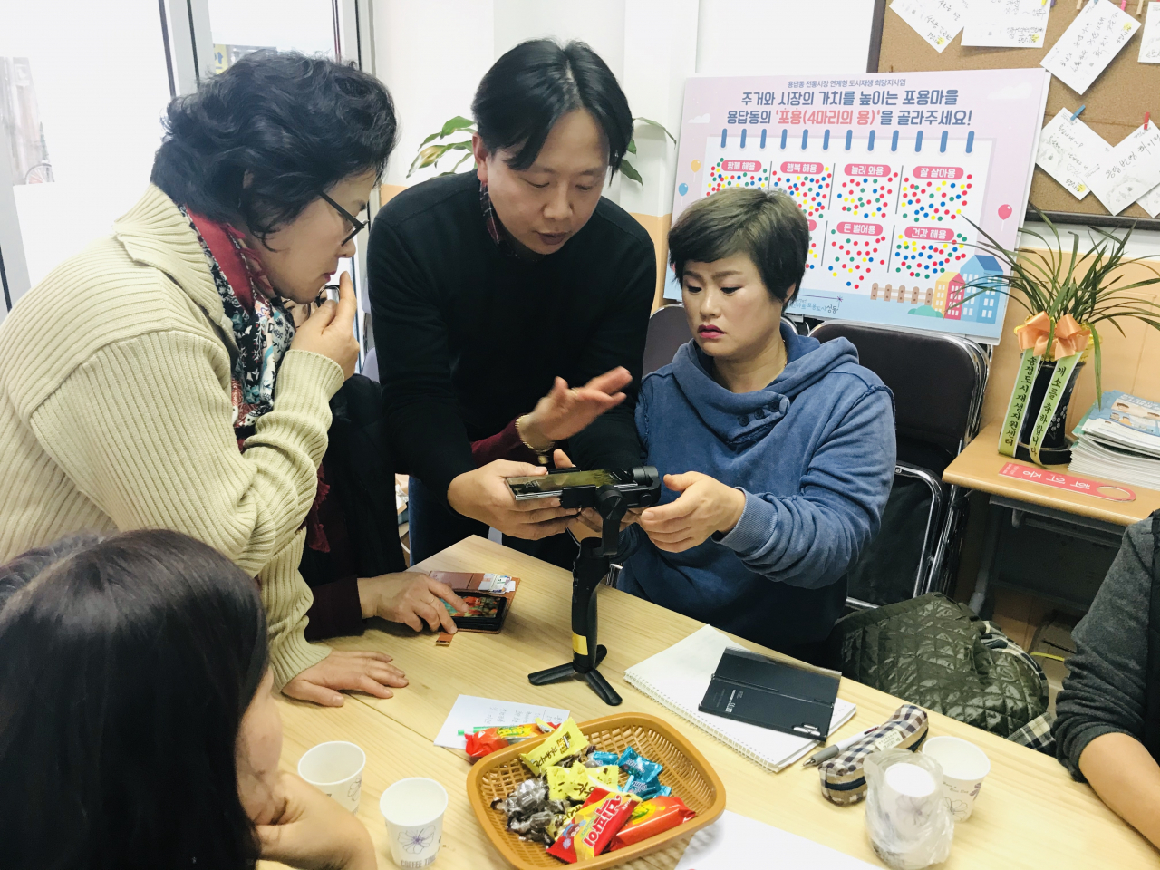 용답동 주민들이 구가 마련한 스마트폰 영상 제작 교육을 받고 있다. [성동구 제공]