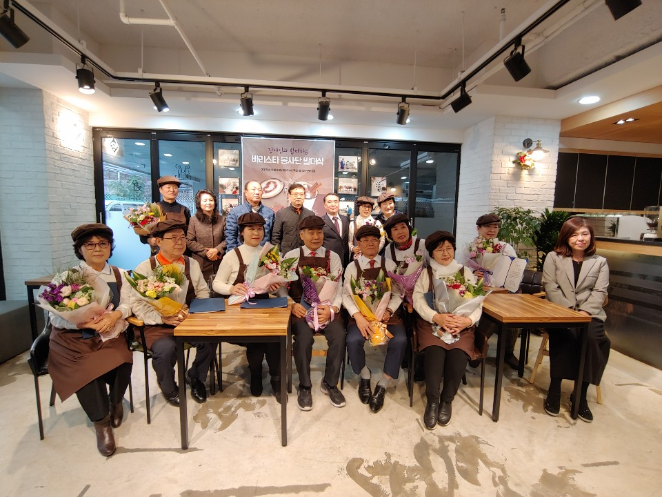 금천구 독산1동 주민센터에 마련된 바리스타 실습공간에서 ‘장애인과 함께하는 바리스타 봉사단’이 발대식을 갖고 기념촬영을 하고 있다. [금천구 제공]