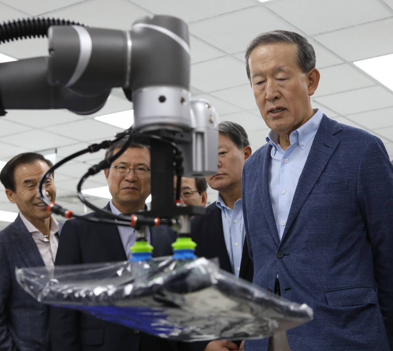 그룹 총수직 사임을 밝힌 GS 허창수 회장이 지난달 대만에서 열린 사장단회의에 참석, 산업용 로봇 시연을 관람하고 있다. [GS 제공]
