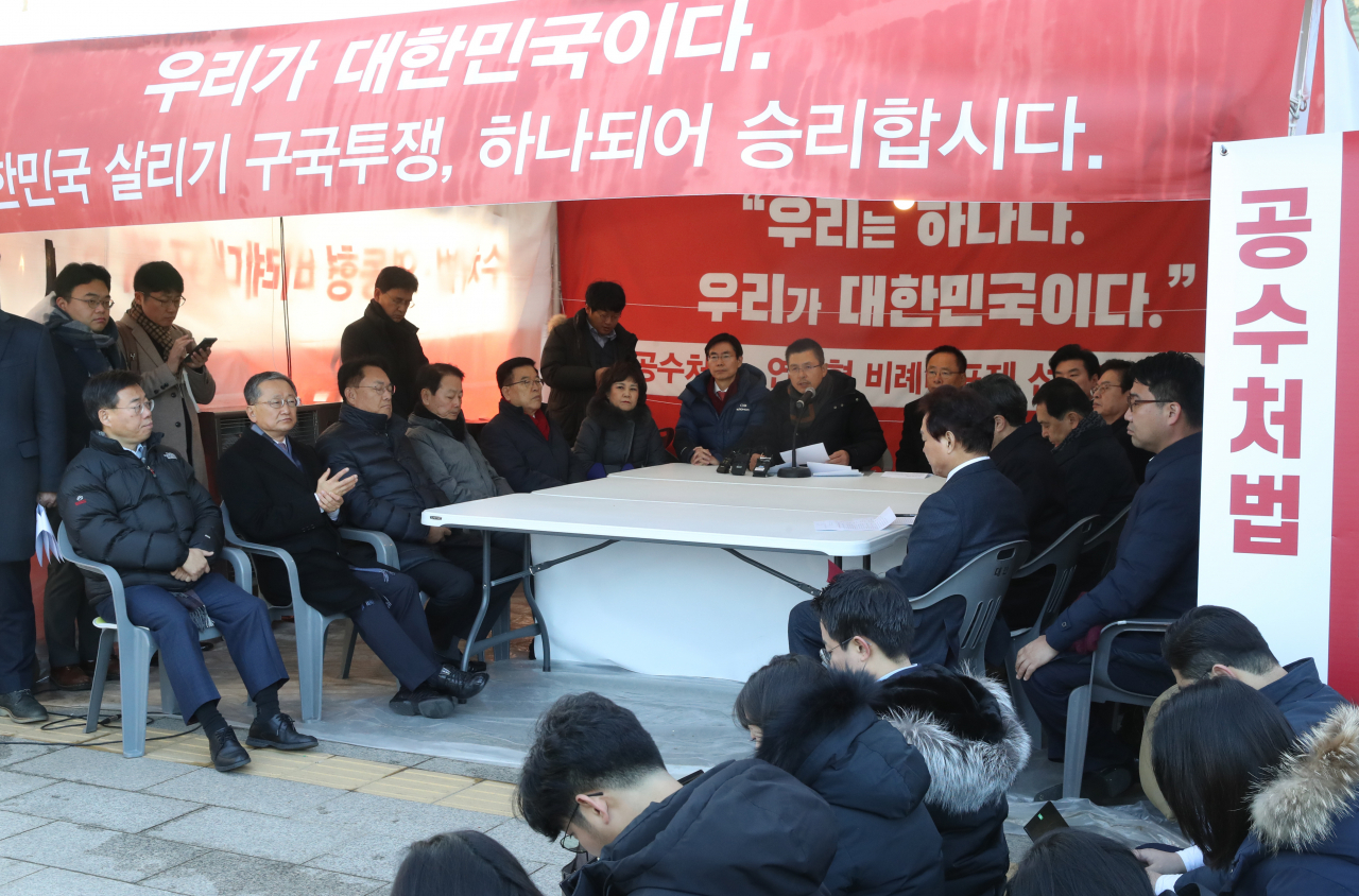 황교안 자유한국당 대표가 4일 오전 청와대 사랑채 앞 '투쟁텐트'에서 열린 당 대표 및 최고위원·중진의원 연석회의에서 발언하고 있다. [연합]