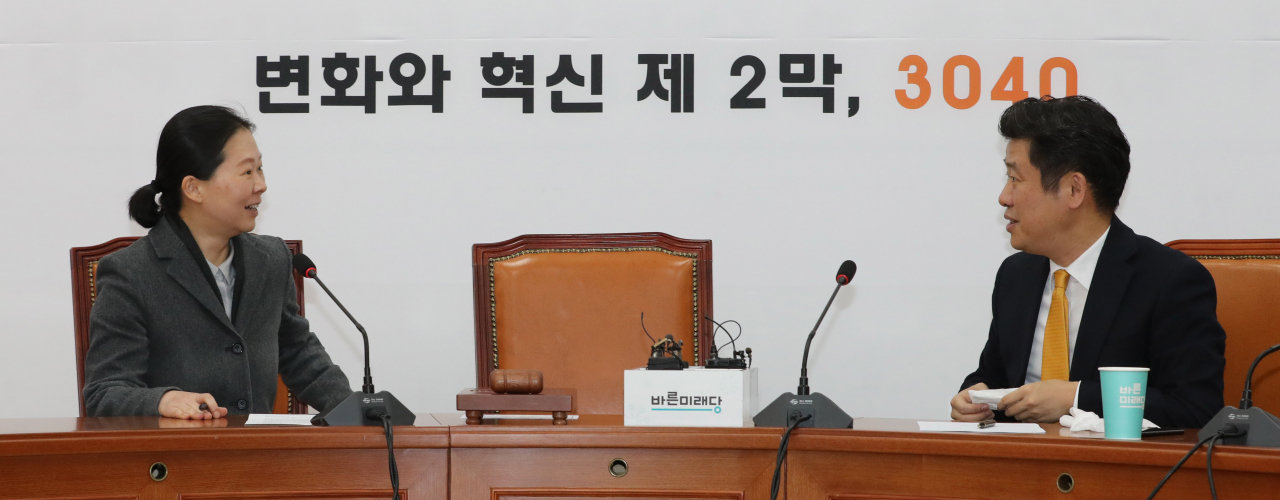 바른미래당 권은희 의원(왼쪽)과 유의동 의원이 2일 오후 서울 여의도 국회에서 열린 긴급 원내대책회의에서 이야기하고 있다. [연합]