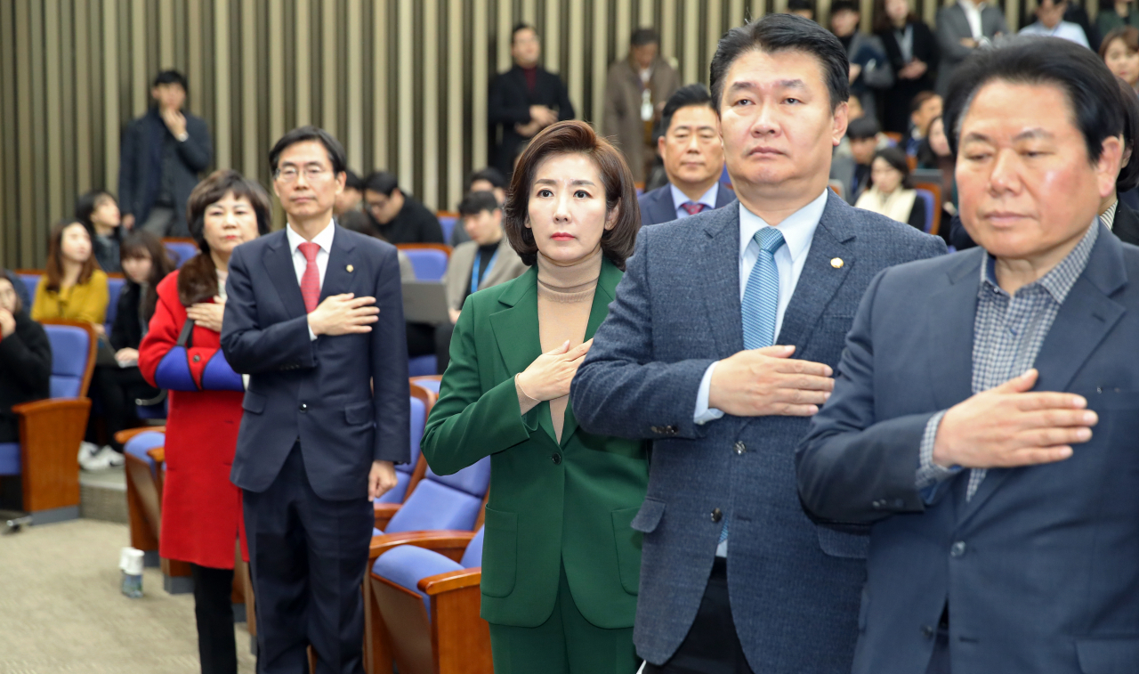 나경원 자유한국당 원내대표 등 의원들이 4일 오전 서울 여의도 국회에서 열린 의원총회에서 국민의례를 하고 있다. [연합]