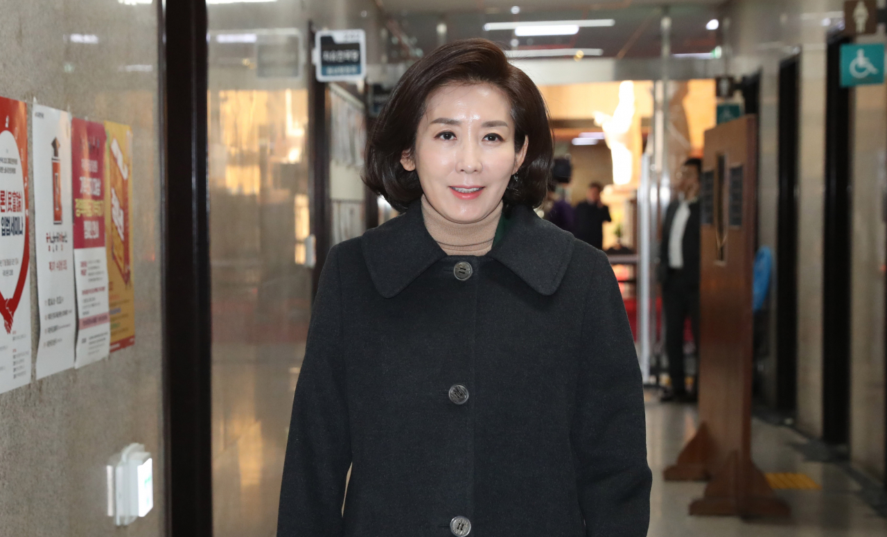 자유한국당의 청와대 사랑채 앞 최고위원회의에 불참한 나경원 원내대표가 4일 오전 국회로 출근, 원내대표실로 향하며 기자들의 질문을 받고 있다. [연합]