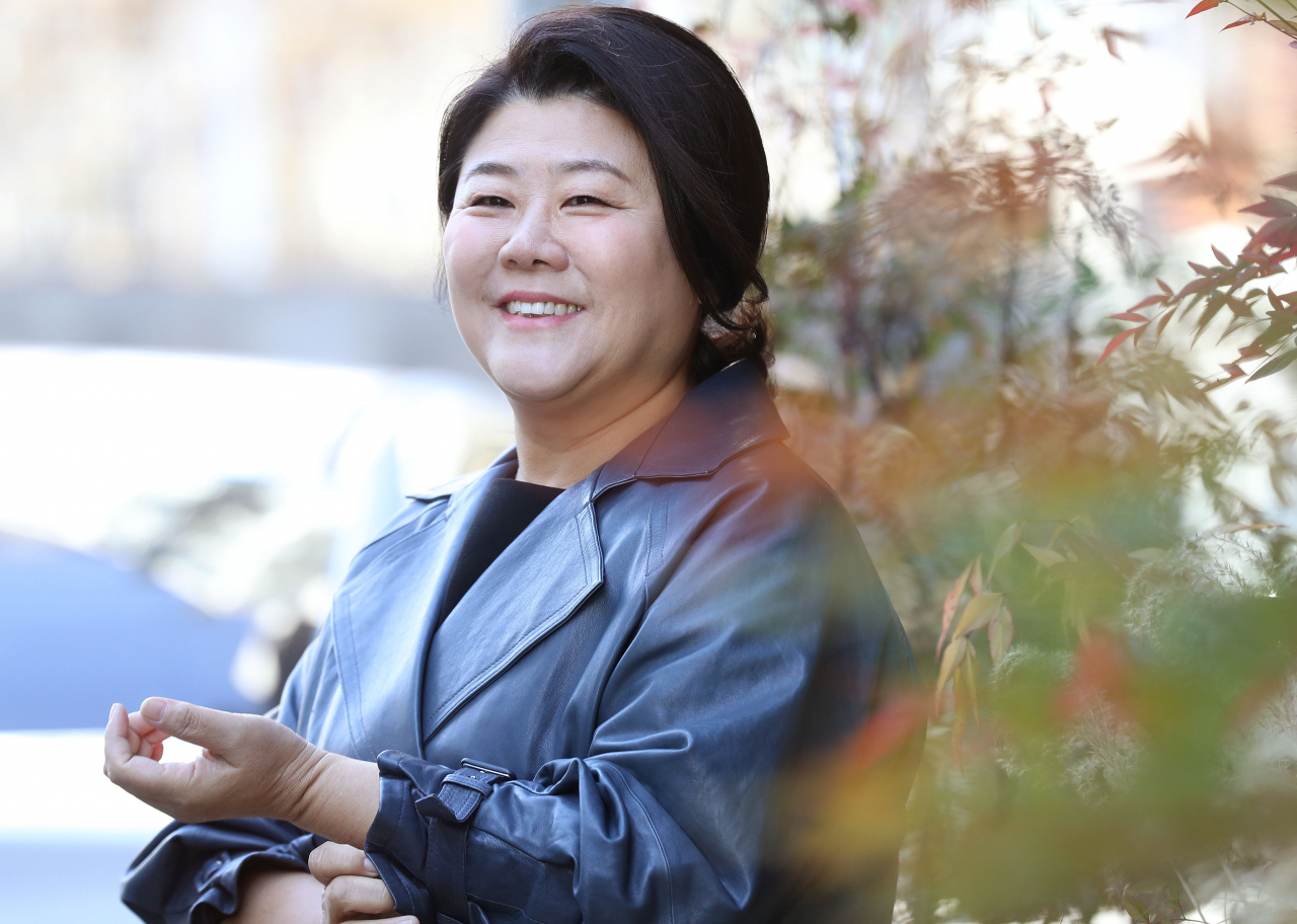 최근 종영한 드라마 '동백꽃 필 무렵'에 출연한 배우 이정은이 4일 서울 강남구의 한 카페에서 열린 연합뉴스와 인터뷰에 앞서 포즈를 취하고 있다. [연합]