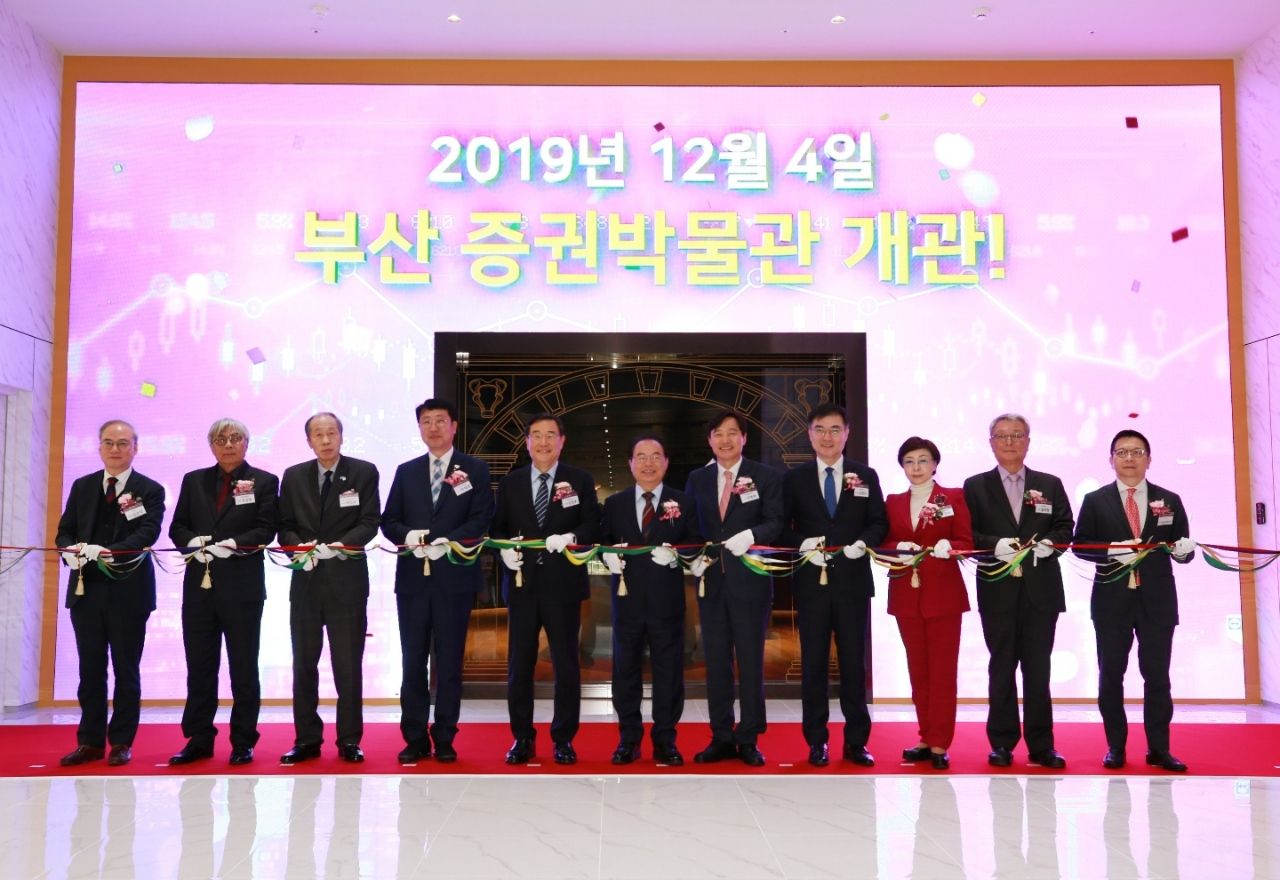 한국예탁결제원은 4일 부산국제금융센터(BIFC)에서 (오른쪽 네 번째부터) 손병두 금융위원회 부위원장, 이병래 한국예탁결제원 사장, 오거돈 부산시장, 김정훈 자유한국당 의원 등이 참석한 가운데 부산증권박물관 개관식을 개최했다. [한국예탁결제원 제공]