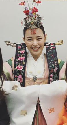 지난해 2월 열린 평창 동계올림픽 폐막식에서 이하늬가 입은 ‘춘앵무’ 한복도 이영희 디자이너의 작품이다. [이하늬 인스타그램 캡처]