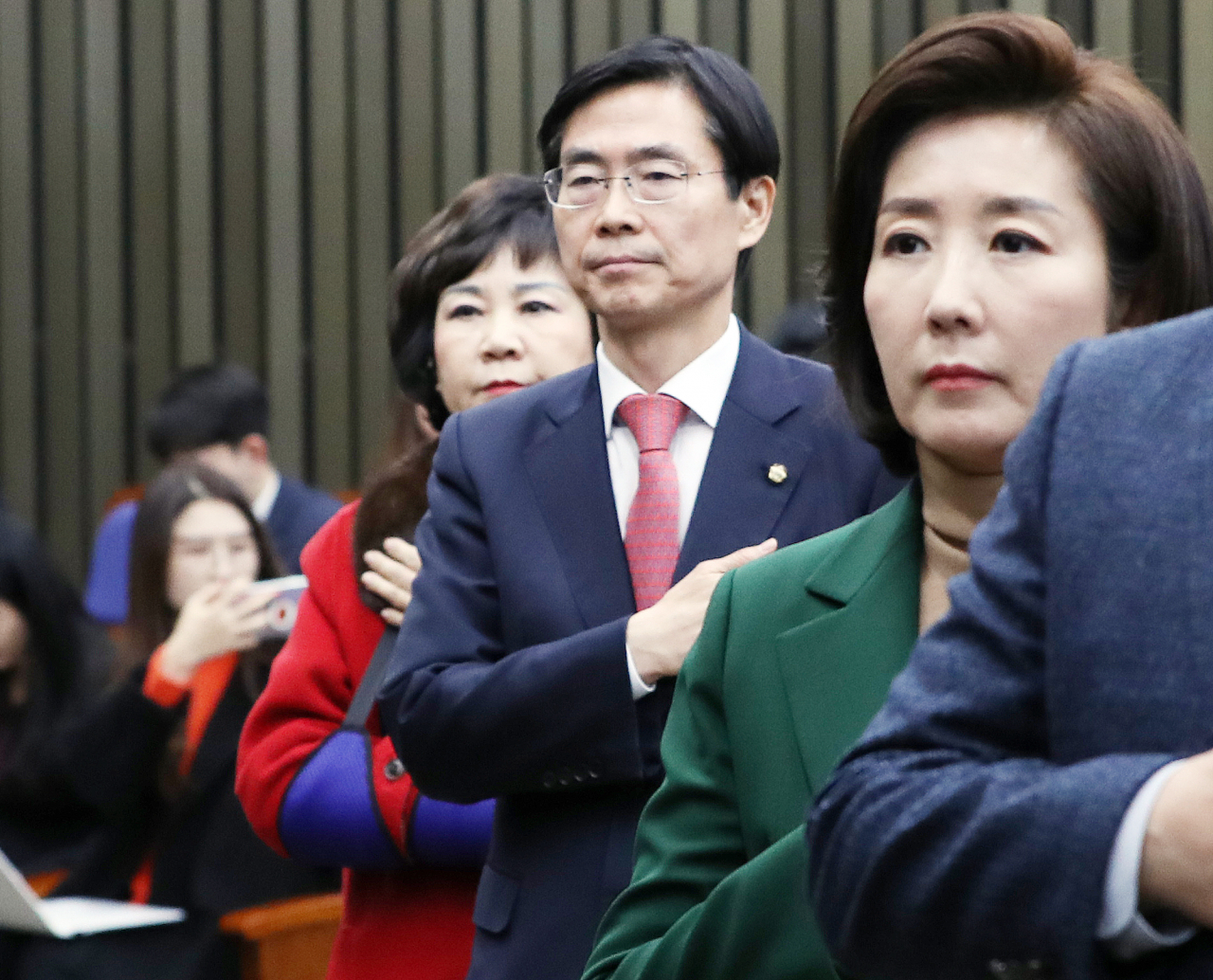자유한국당 나경원 원내대표(오른쪽부터)와 조경태.김순례 최고위원이 4일 오전 서울 여의도 국회에서 열린 의원총회에서 국기에 대한 경례를 하고 있다. 황교안 당대표와 최고위원들은 지난 3일 긴급 최고위원회의를 열고 나 원내대표의 임기를 연장하지 않기로 했다. [연합]