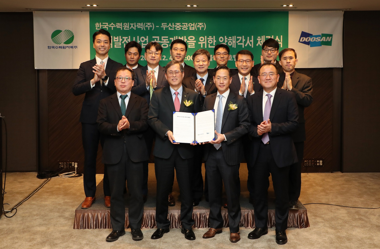 정재훈 한수원 사장(앞줄 왼쪽에서 두번째)과 박인원 두산중공업 Plant EPC BG장(앞줄 오른쪽에서 두번째)이 풍력발전사업 공동개발을 위한 양해각서를 체결한 뒤 양측 관계자들과 기념촬영을 하고있다. [한수원 제공]