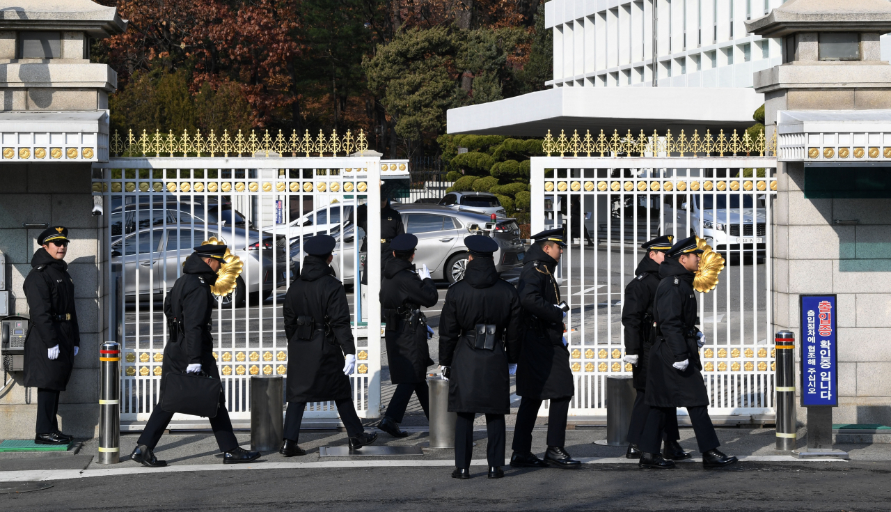 검찰이 청와대 압수수색에 나선 4일 청와대 연풍문에 관계자들이 출입을 하고 있다. [연합]