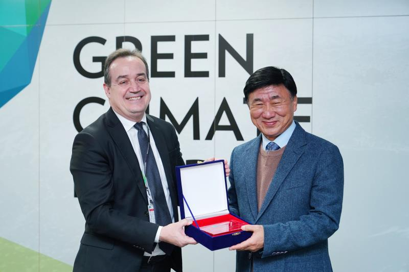 고남석 인천시 연수구청장〈사진 우측〉이 GCF 사무국으로부터 감사패를 받고 기념포즈를 취하고 있다.