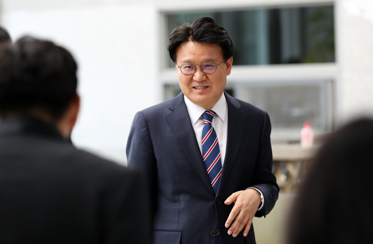 황운하 대전지방경찰청장이 3일 오후 대전시 서구 둔산동 대전지방경찰청에서 한 직원과 인사하고 있다. 연합뉴스