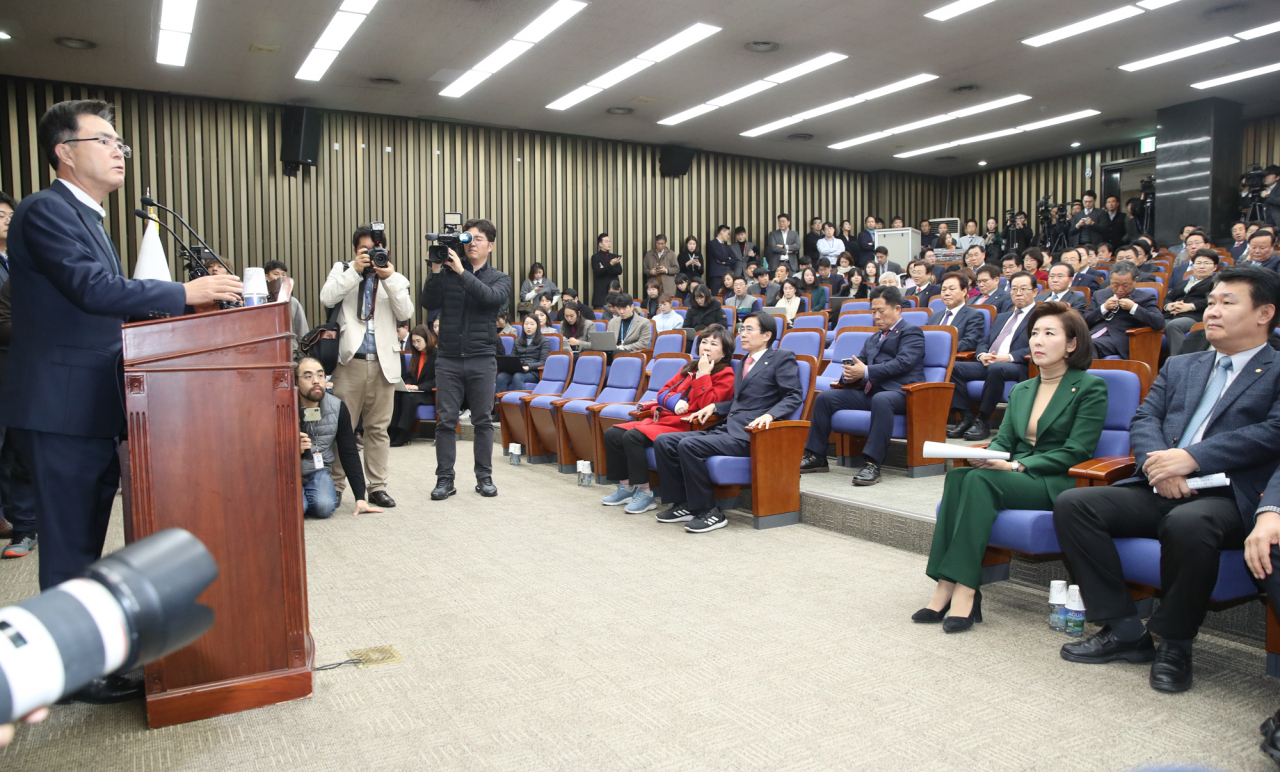 자유한국당 김태흠 의원이 4일 오전 서울 여의도 국회에서 열린 의원총회에서 황교안 대표와 최고위원회의의 나경원 원내대표 임기 연장 불허 결정을 비판하고 있다. [연합]