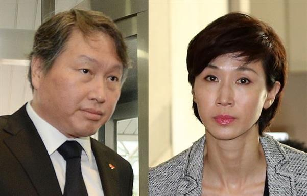 이혼 소송을 제기한 최태원(왼쪽) SK회장을 상대로 4일 노소영 아트센터 나비 관장이 위자료 지급과 함께 1조4000억 원대의 재산분할 청구 맞소송을 제기했다. [연합]