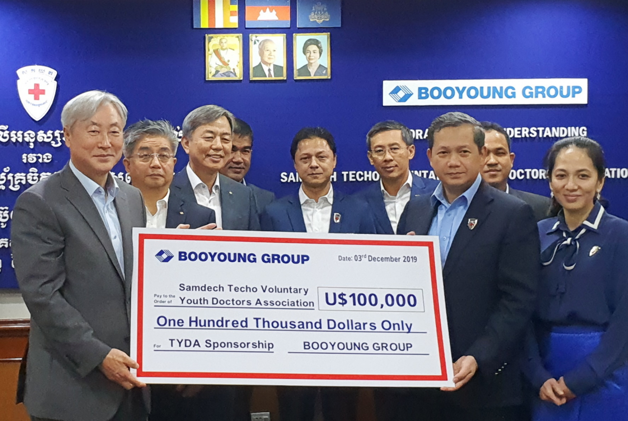 지난 3일 캄보디아 프놈펜의 한 호텔에서 신현석 부영그룹 고문(사진 왼쪽)이 이중근 회장을 대신해 캄보디아 자원봉사 청년의사협회의 훈 마넷 회장과 양해각서(MOU)를 체결한 후 기념촬영을 하고 있다. [사진=부영그룹 제공]