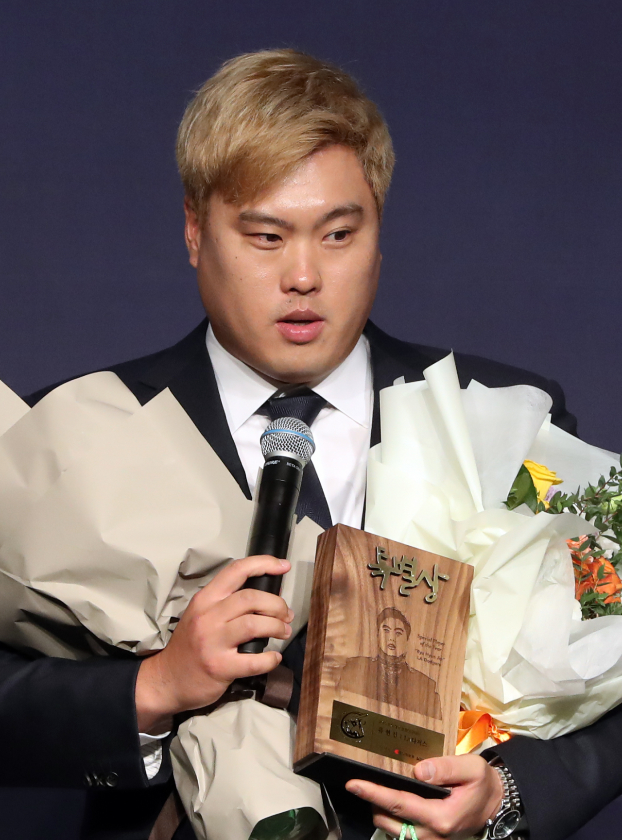 4일 서울 여의도 콘래드 호텔에서 열린 2019 조아제약 프로야구대상 시상식에서 류현진이 특별상을 수상하고 소감을 말하고 있다. [연합]
