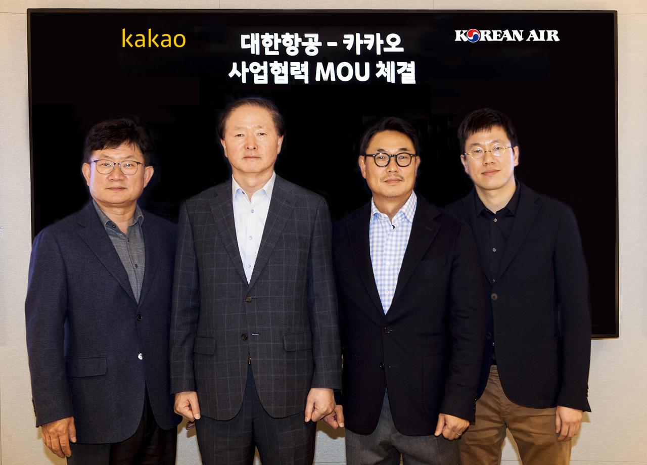 대한항공은 카카오와 고객가치혁신 및 사업 경쟁력 강화를 위한 사업협력 MOU를 체결한 후 하은용 대한항공 부사장(왼쪽부터), 우기홍 대한항공 대표이사 사장, 여민수 카카오 공동대표, 배재현 카카오 부사장이 기념사진을 찍고 있다. [대한항공 제공]