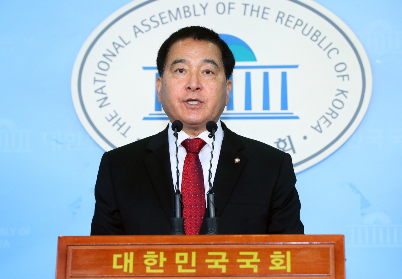 자유한국당 심재철 의원이 5일 국회 정론관에서 원내대표 출마를 선언하고 있다. [연합]