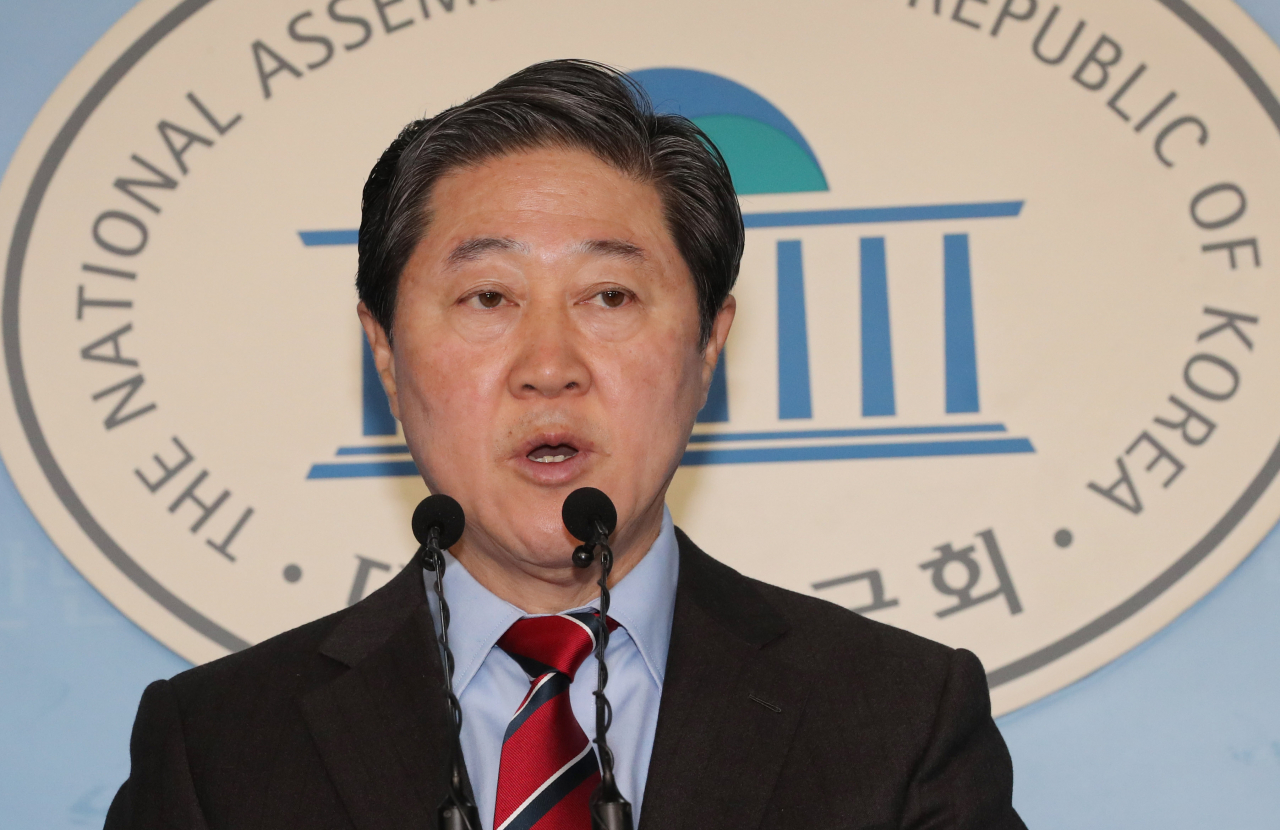 자유한국당 유기준 의원이 4일 국회 정론관에서 기자회견을 열고 원내대표 경선 출마를 선언하고 있다. [연합]