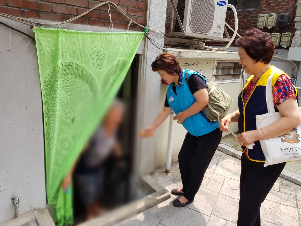 지난 9월 미성동에서 안녕캠페인을 실시하고 있는 시민찾동이들 활동 모습. [관악구 제공]
