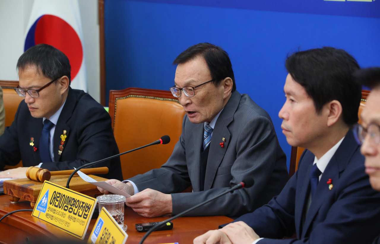 더불어민주당 이해찬 대표가 4일 국회에서 열린 최고위원회에 발언하고 있다. 연합뉴스