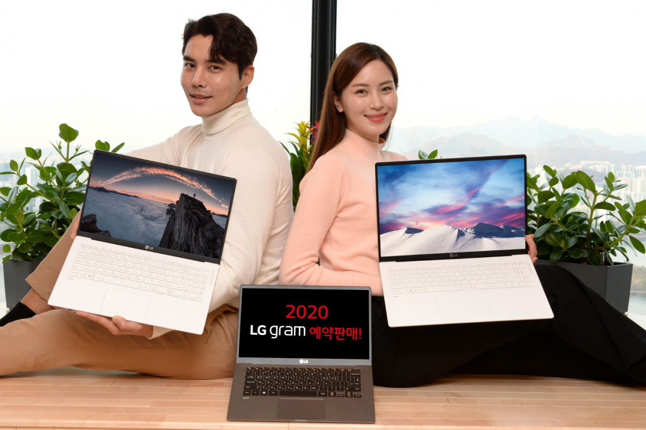 LG전자 모델이 'LG그램' 신제품을 선보이고 있다. [LG전자 제공]