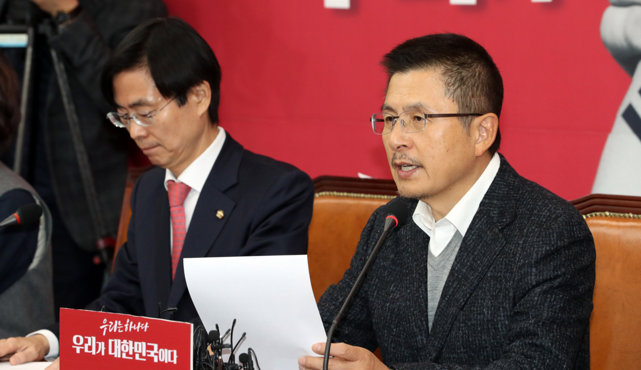 황교안 자유한국당 대표(오른쪽)가 5일 오전 서울 여의도 국회에서 열린 최고위원회의에서 발언하고 있다. [연합]
