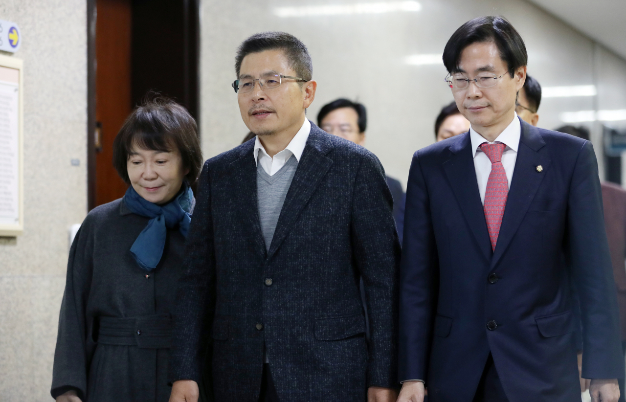 자유한국당 황교안 대표(가운데)가 5일 오전 서울 여의도 국회에서 열린 최고위원회의에 참석하고 있다. [연합]