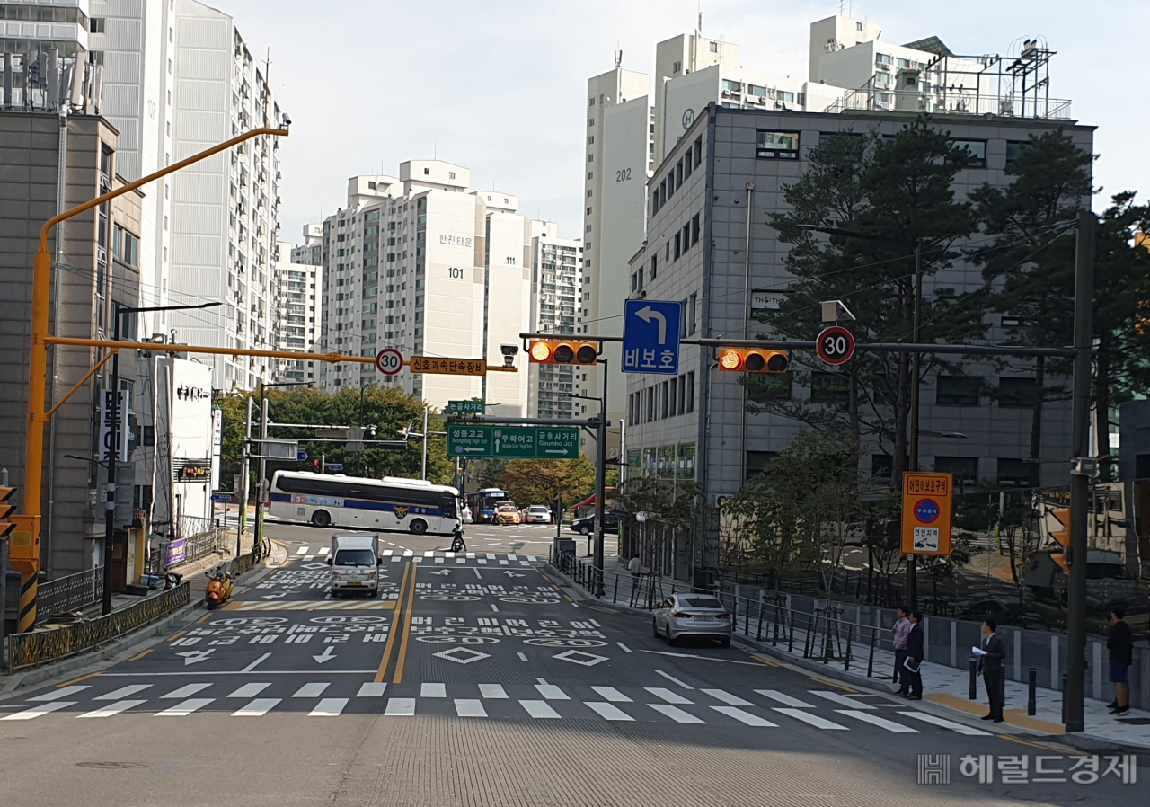 금북초등학교 스쿨존에 설치된 과속단속 카메라. [성동구 제공]