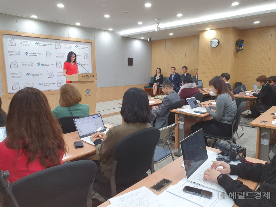 5일 오전 10시 30분 예나카트리나 자글라디아 노벨평화상 수상자 월드서밋 사무총장이 서울시청에서 제 18차 월드서빗 개최도시로 서울을 공식 발표에 앞서 월드서밋에 대해 설명하고 있다. 이진용 기자/@heraldcorp.com