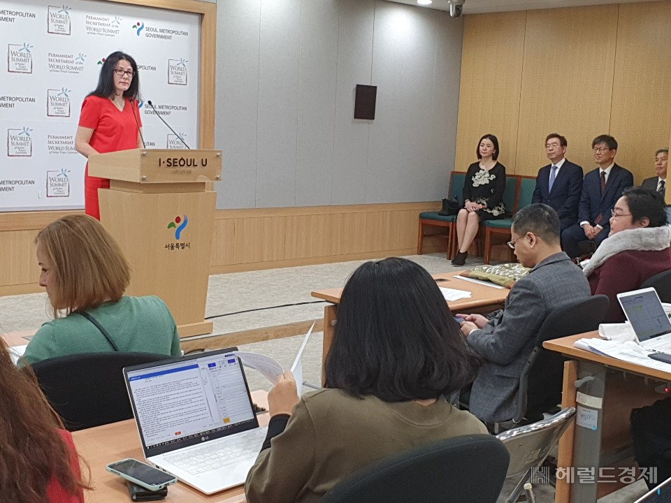 5일 오전 10시 30분 예나카트리나 자글라디아 노벨평화상 수상자 월드서밋 사무총장이 서울시청에서 제 18차 월드서빗 개최도시로 서울을 공식 발표에 앞서 월드서밋에 대해 설명하고 있다. 이진용 기자/@heraldcorp.com